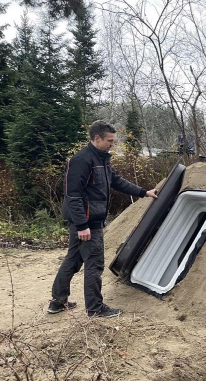 Завършено мазе, засипано и покрито с трева, вижда се само входният капак